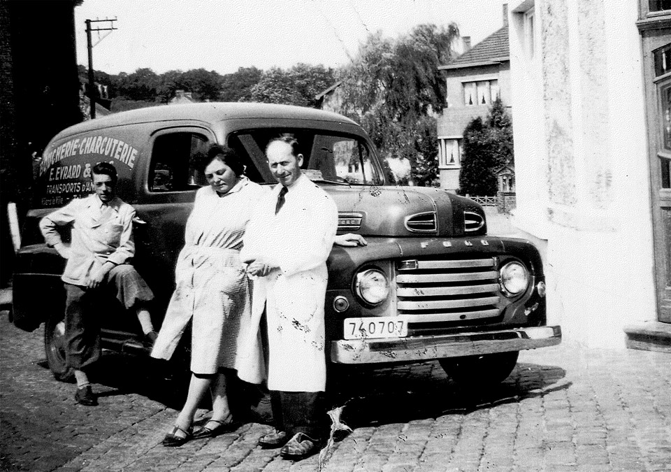 Photo d'époque représentant la famille Evrard devant la camionnette de la boucherie/charcuterie Evrard